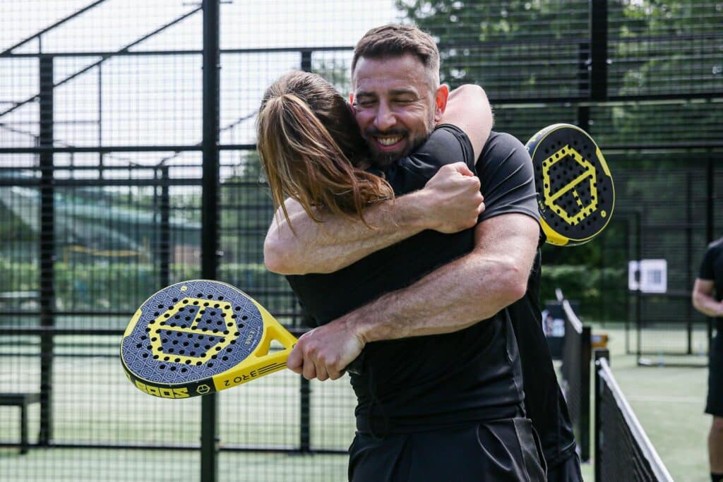 Ein Paar Tennisspieler umarmt sich auf dem Platz