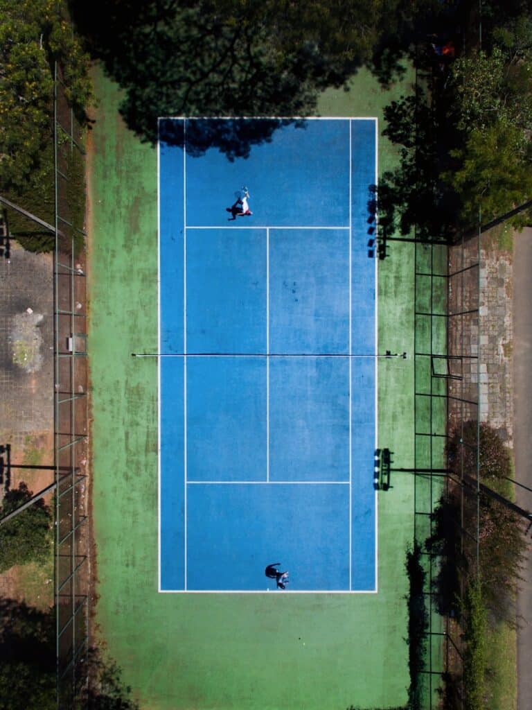 dos hombres jugando al tenis