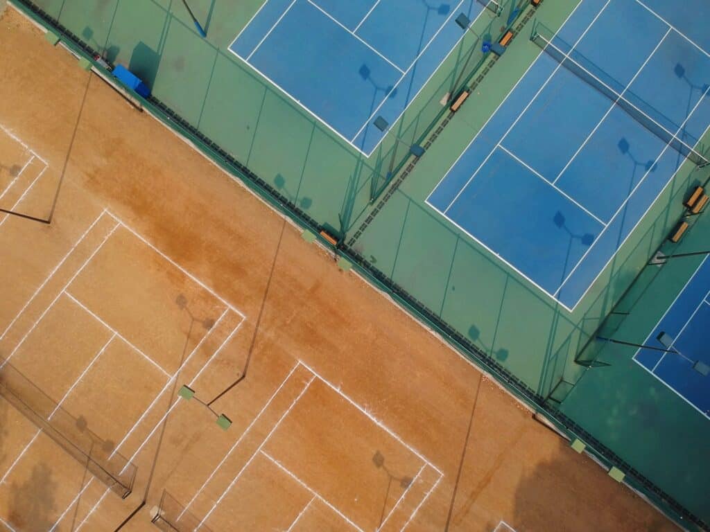 photo aérienne des courts de tennis