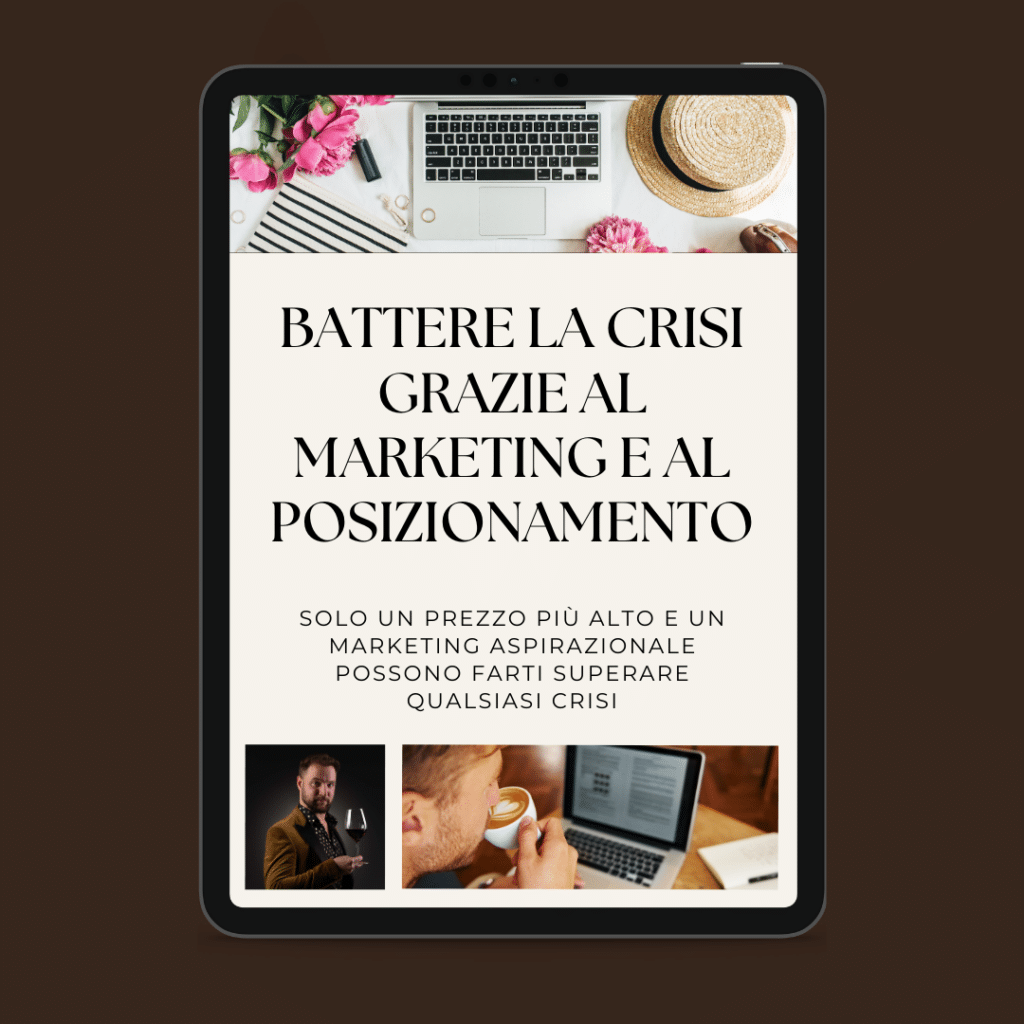 L'écran d'une tablette affiche un texte en italien sur la manière de surmonter la crise grâce au marketing et au positionnement stratégique, accompagné d'images élégantes d'un ordinateur portable, d'un bloc-notes, d'un café et de personnes au travail.