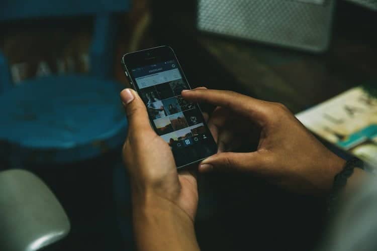 Una persona utilizza un telefono cellulare per scattare una foto per rendere il proprio marchio più social.