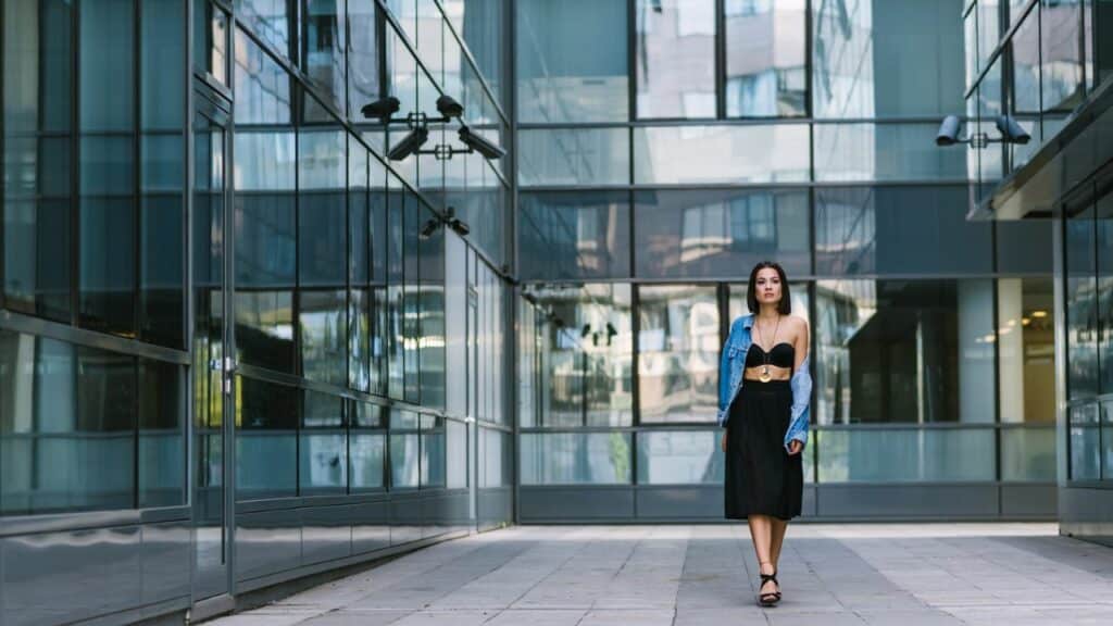 Una donna vestita di nero cammina lungo una strada da crociera.