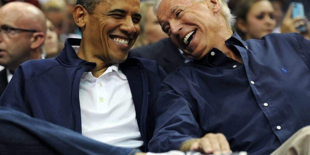 Obama und Biden besuchen ein Basketballspiel.