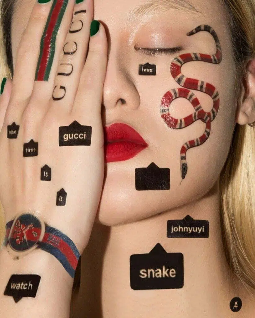 Una mujer con una icónica serpiente tatuada en la cara.