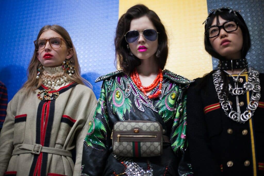 Bei der Gucci-Modenschau für Frühjahr/Sommer 2019 wird das Motto "The World is Gucci" in die Designs integriert.