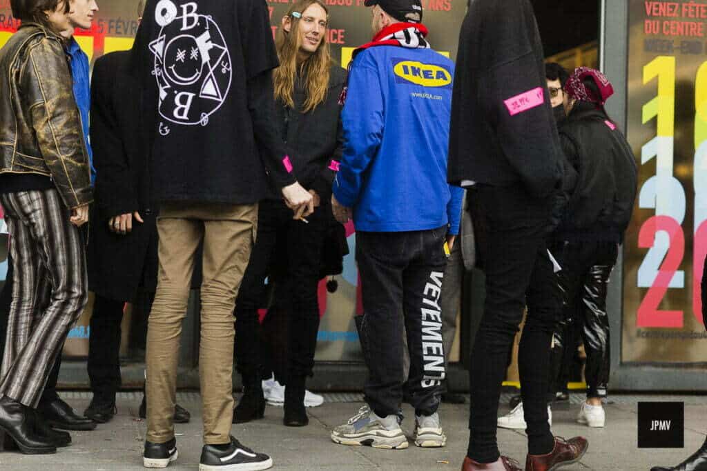 A group of millennial shoppers in front of a shop.