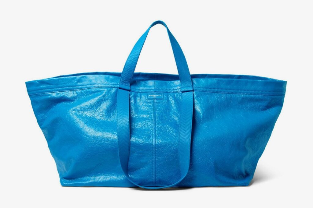 Un sac fourre-tout en cuir bleu.