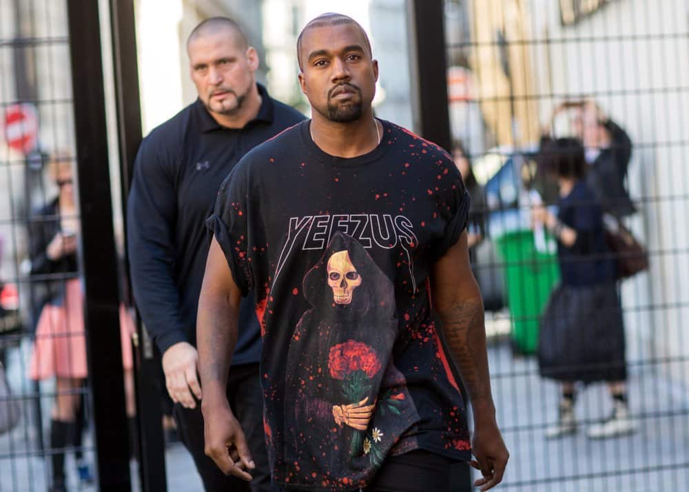 Kanye West macht sich den Hip-Hop zu eigen und integriert Metal-Einflüsse durch ein T-Shirt, das mit Totenköpfen verziert ist.