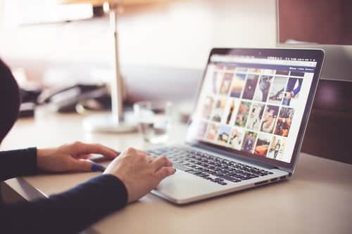 Una persona che utilizza un laptop con immagini su instagram e pinterest.