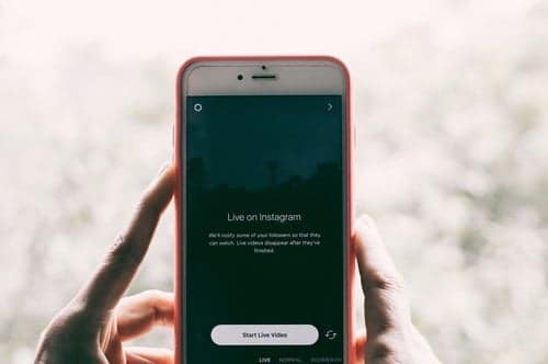 Un utilisateur d'Instagram montrant l'application sur son iPhone.