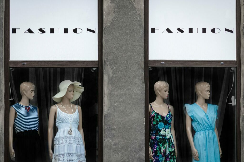 Display of mannequins in a fashion shop showing the best production methods in the clothing industry.