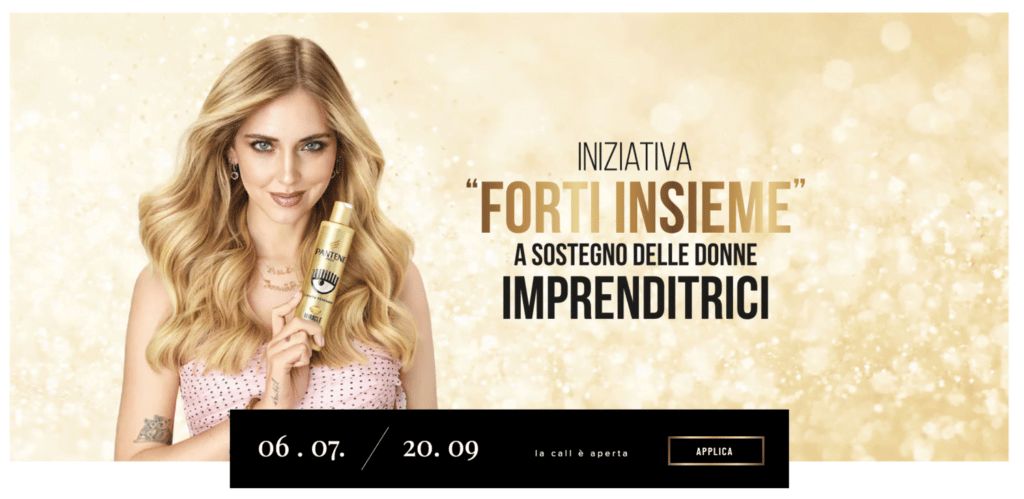 Eine Frau nimmt am Wettbewerb Forti insieme von Chiara Ferragni und Pantene teil und hält einen Goldring in der Hand.