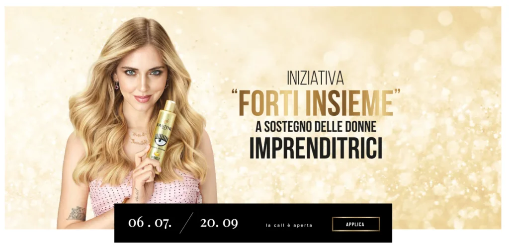 キアラ・フェラーニとパンテーンの「Forti insieme」コンテストに参加し、ゴールドのリングを手にする女性。