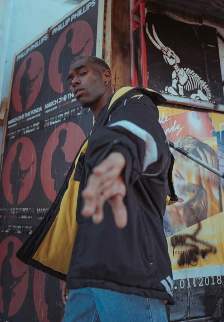 Un hombre con chaqueta negra siguiendo las últimas tendencias de la moda.