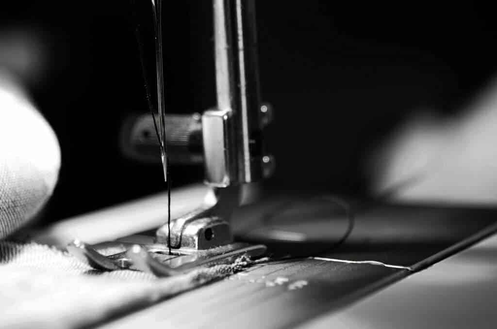 Une machine à coudre vintage dans une photographie artistique en noir et blanc.