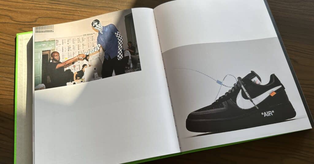 Un livre ouvert montrant une chaussure d'entraînement Nike Air Force, incarnant des éléments streetwear.