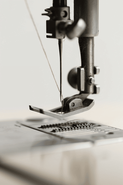 Una macchina da cucire viene utilizzata per creare un marchio di moda.