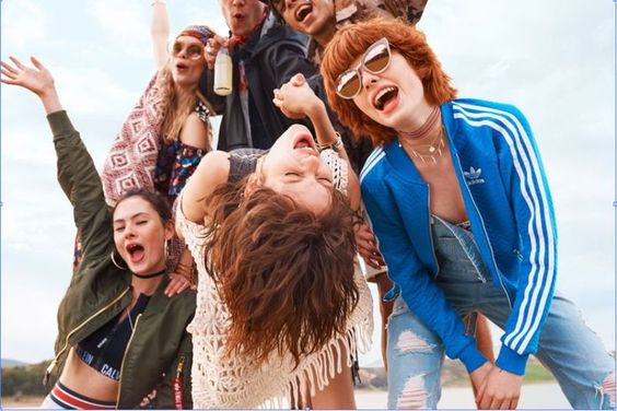 Un groupe de jeunes gens à la mode posant pour une photo avec des articles de mode emblématiques et les tendances de 2023.