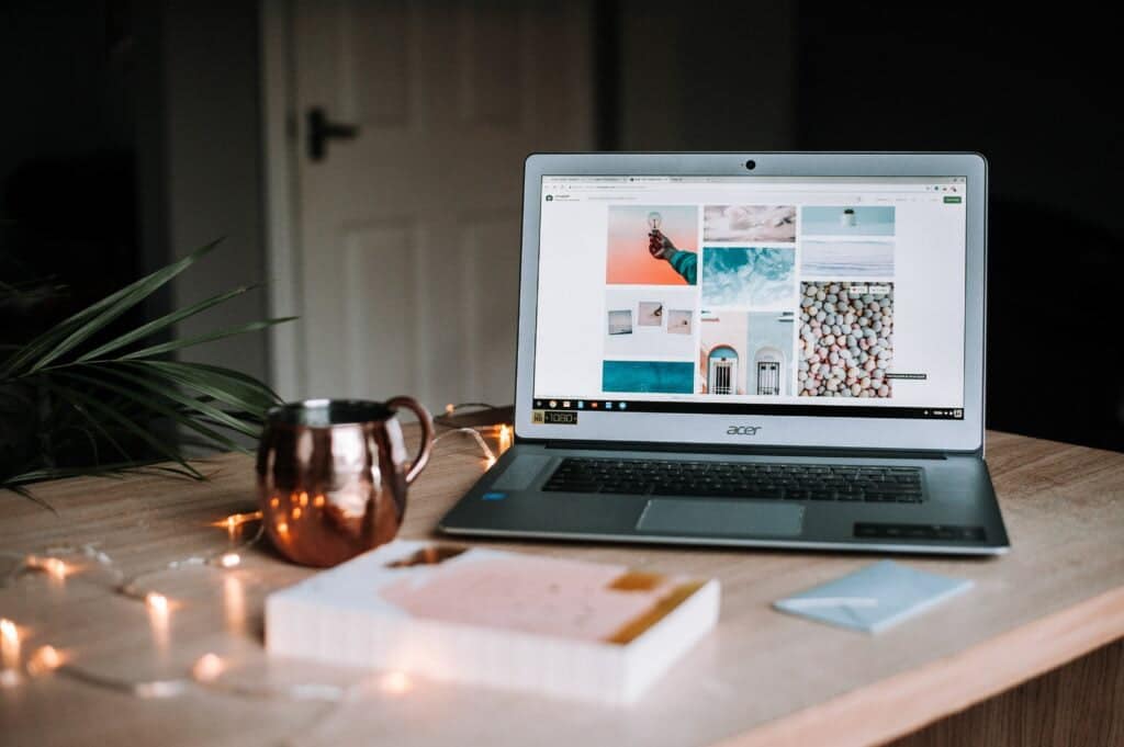 Keywords: laptop, wooden table