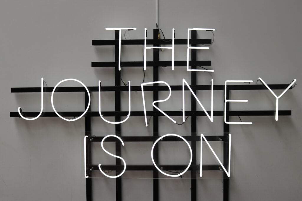 A neon sign illuminates the effective path of content marketing in the fashion industry through storytelling and 2.0 communication.
