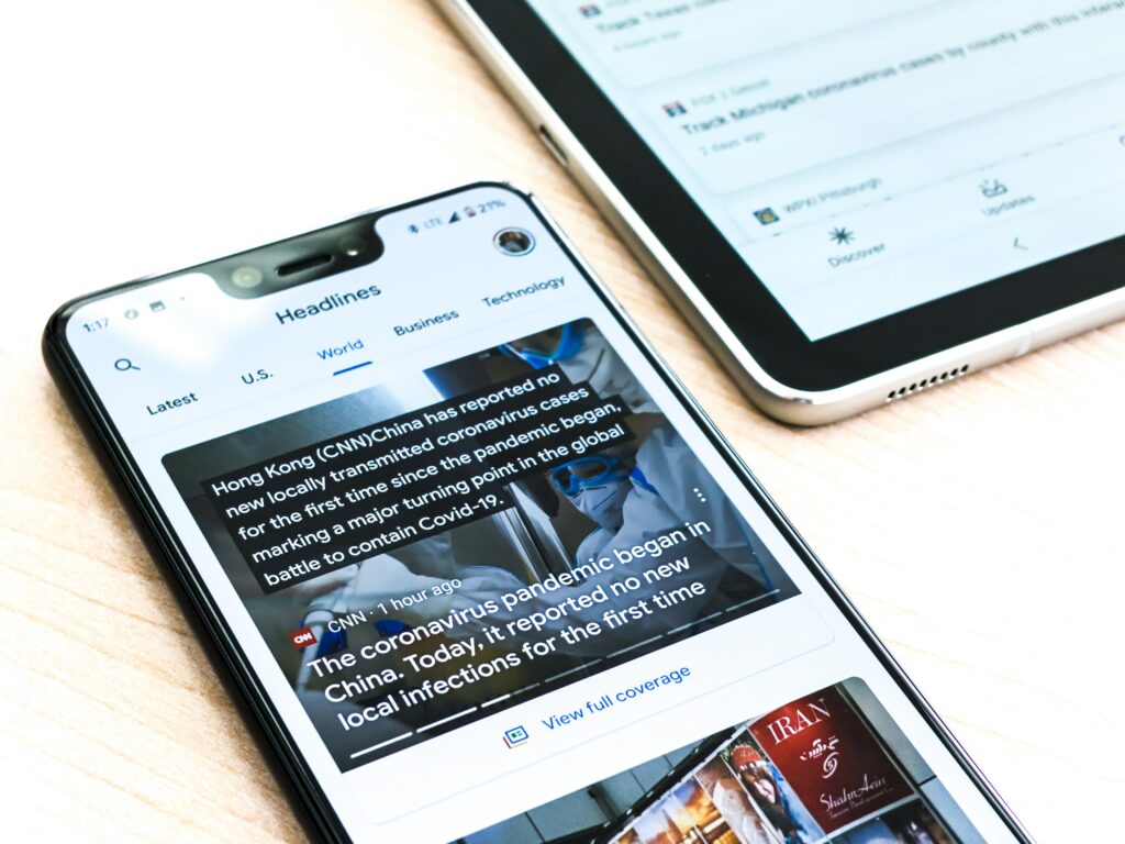 Deux smartphones affichent un article d'actualité.