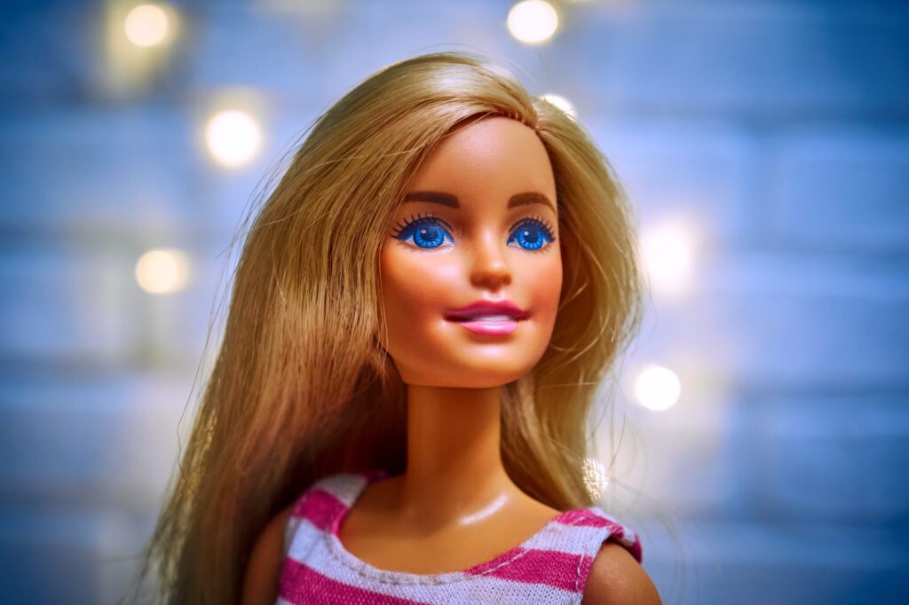 Une Barbie blonde.