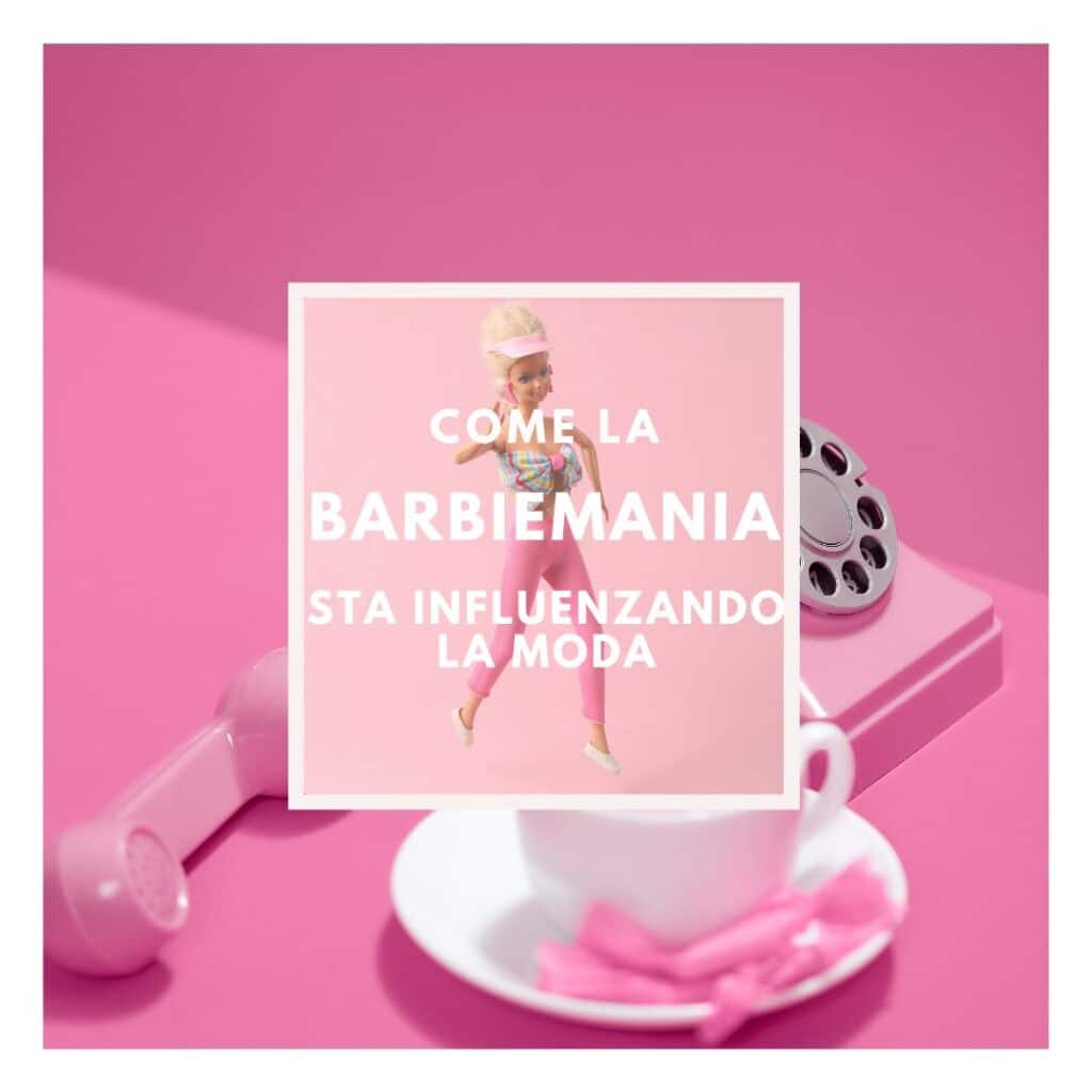 一部粉红色的手机，上面写着 "barbiemania"。