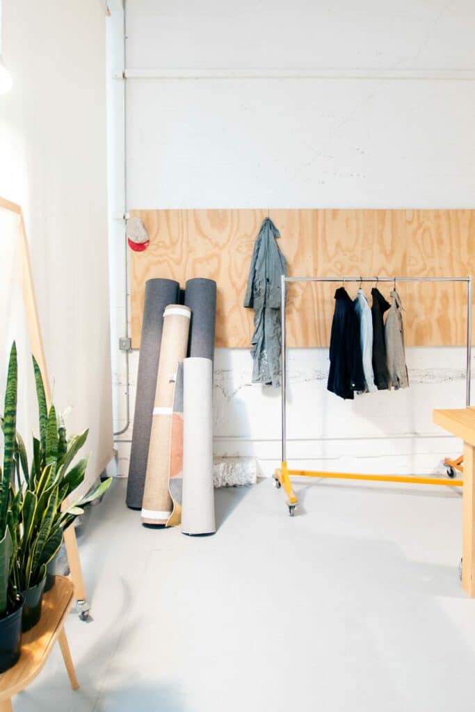 Wie man eine Streetwear-Linie kreiert: Die Holzwand eines Zimmers.