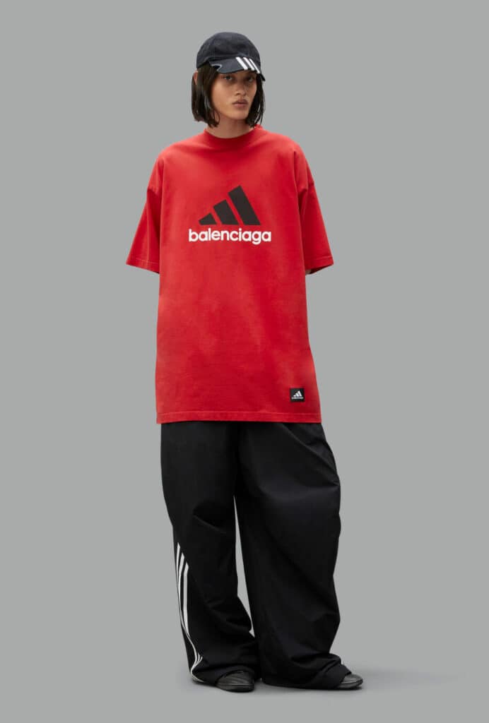 Une femme portant un T-shirt adidas rouge.