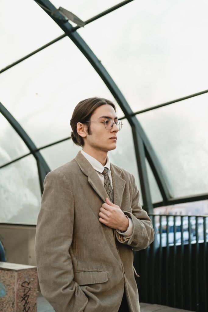 Un hombre elegante vestido con traje y corbata, mostrando las últimas tendencias de la moda para 2024.