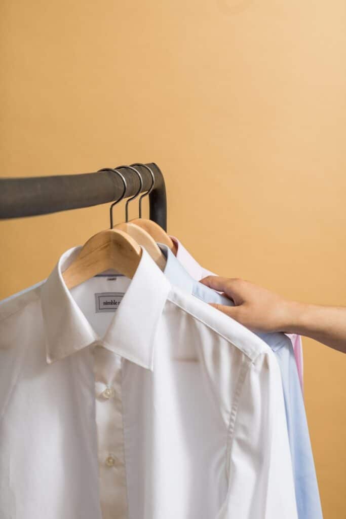 weißes Hemd mit Knöpfen auf einem Kleiderbügel