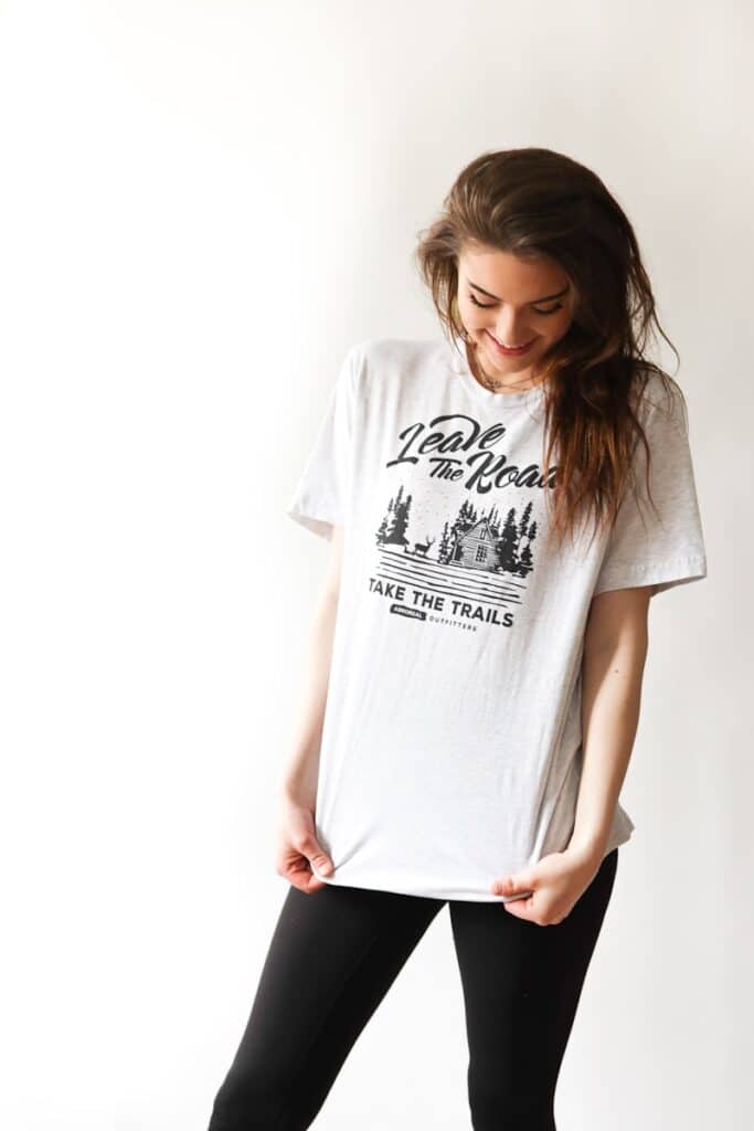 femme souriante en t-shirt imprimé noir et blanc