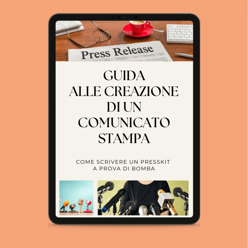 Un tablet su cui è visualizzata una guida per creare un comunicato stampa, con accessori come occhiali, una tazza rossa e una tastiera sulla scrivania.