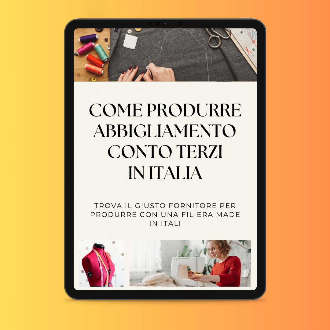 Tableta que muestra una página web sobre la producción de ropa en Italia con texto en italiano, rodeada de equipos de costura.