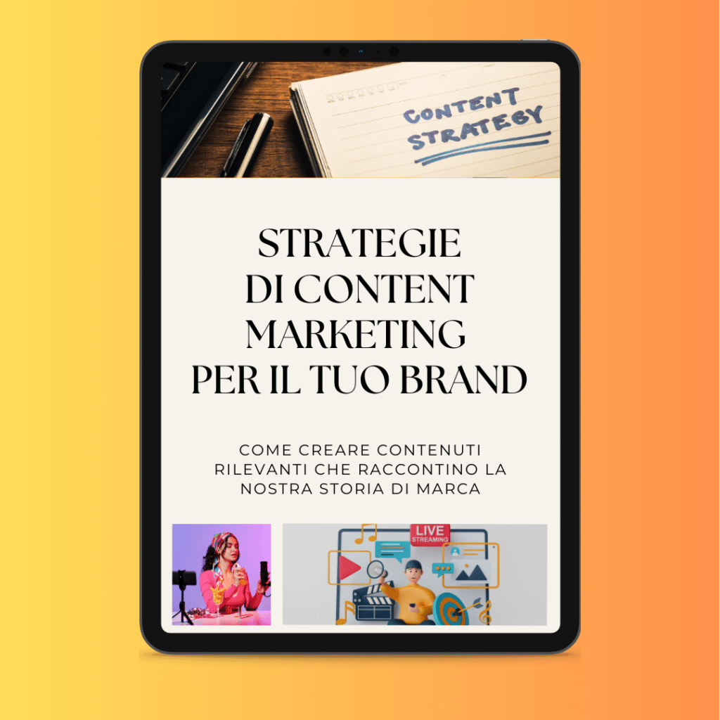Digitales Tablett mit einer Präsentation über Content-Strategie in italienischer Sprache, mit einem Notizblock und einem Stift auf zweifarbigem Hintergrund.
