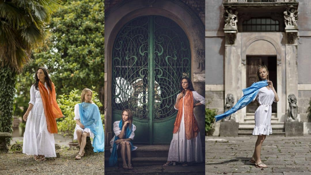 Image en trois panneaux montrant une séance de photos de mode avec une femme dans différentes poses et tenues, présentant une ligne de foulards et de châles, dans un domaine à l'architecture classique.