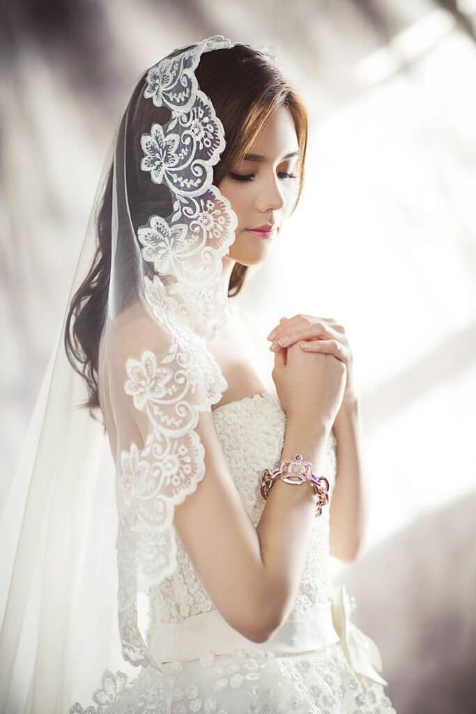 Mujer con vestido de novia blanco meditando