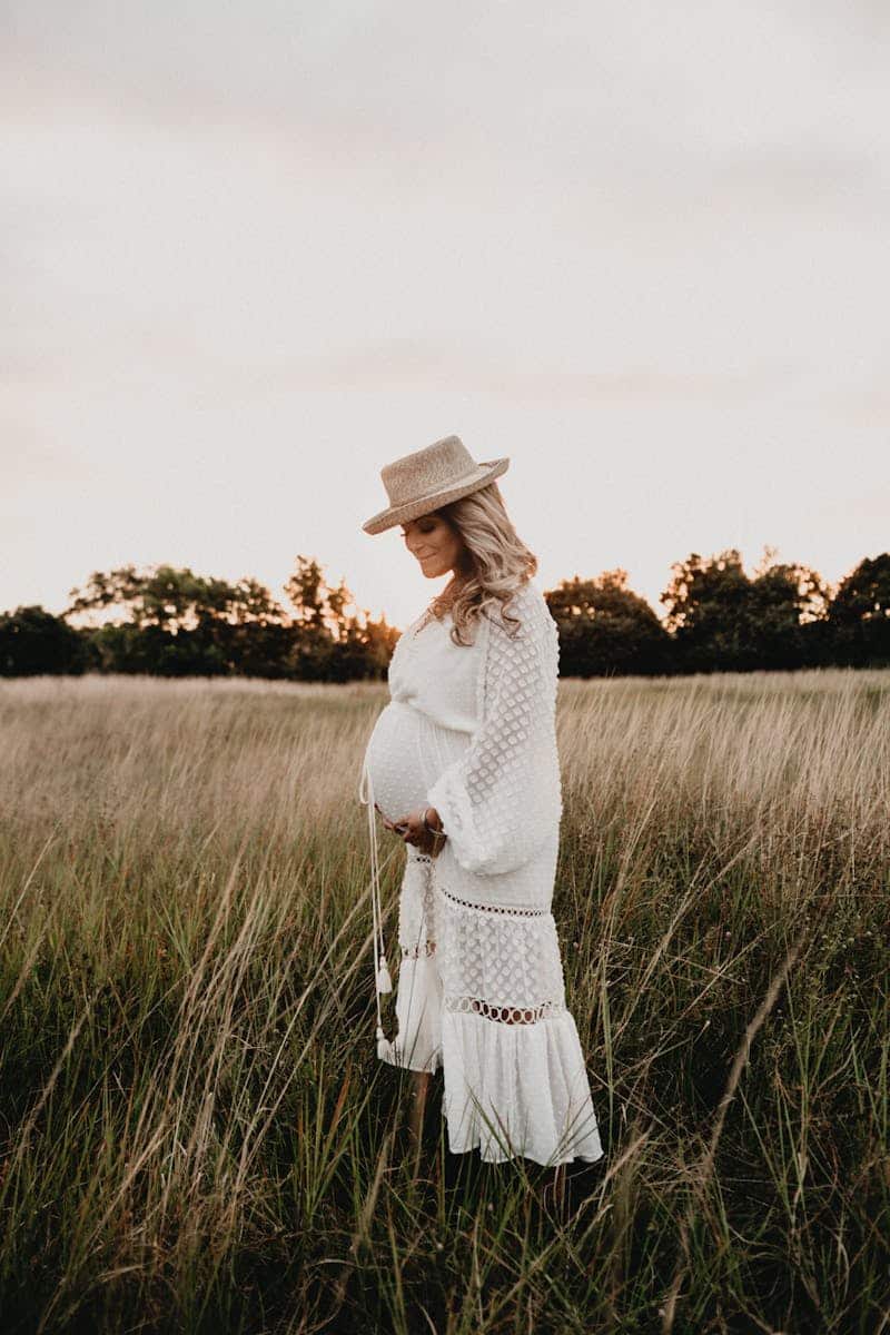 Photo d'une femme enceinte debout sur un terrain