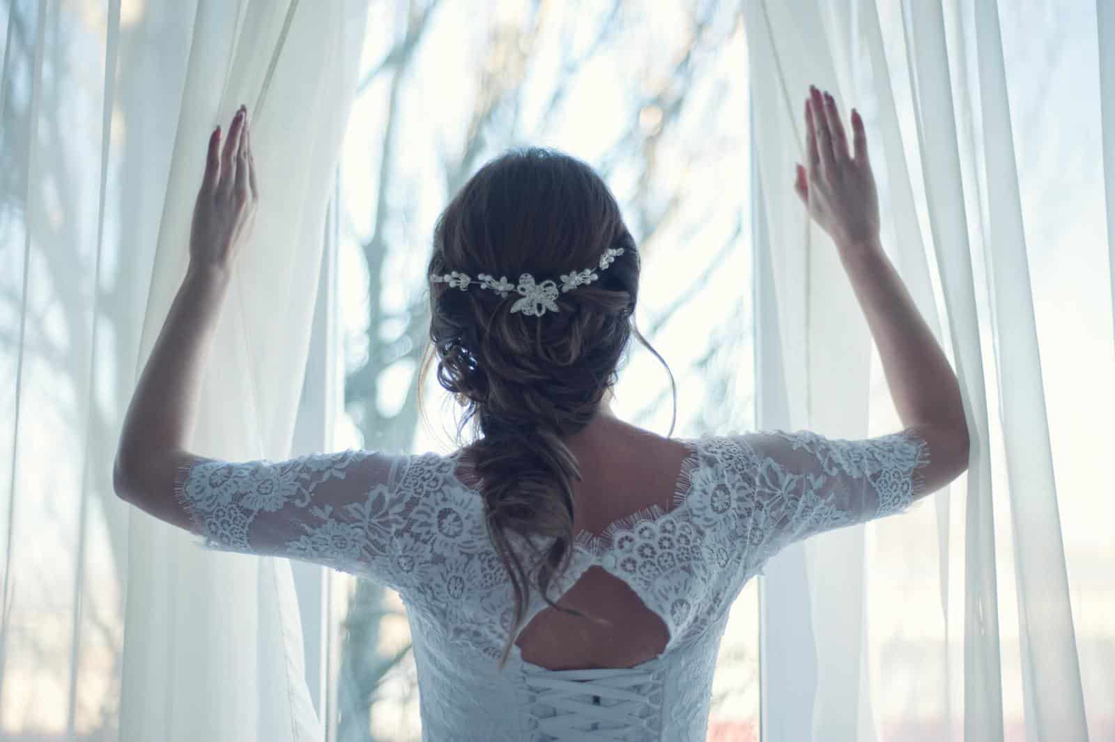 Mujer extendiendo textil blanco