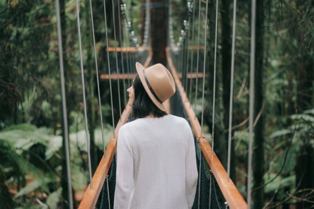 femme marchant sur un pont tout en regardant autour d'elle