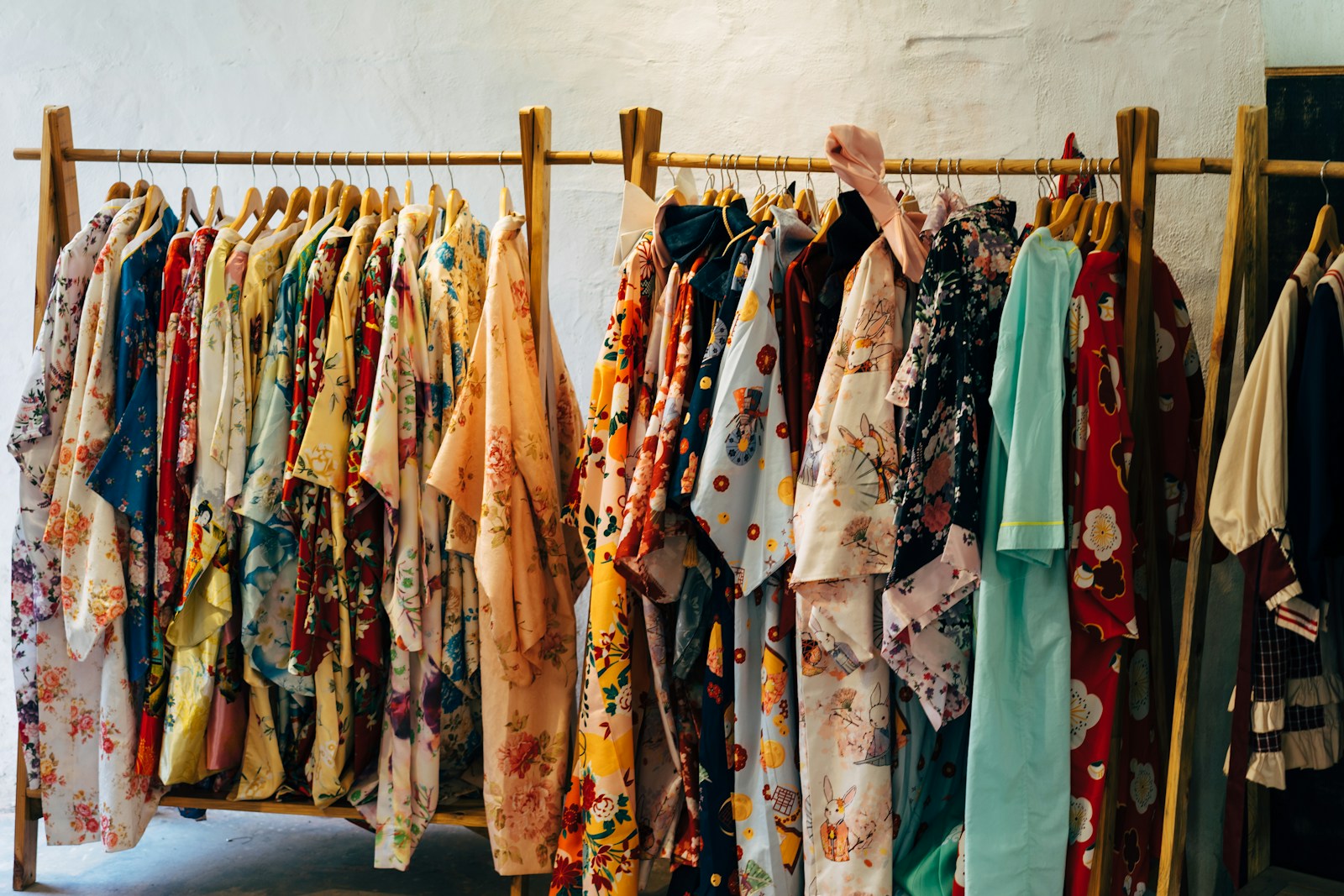 robe à fleurs de couleur assortie