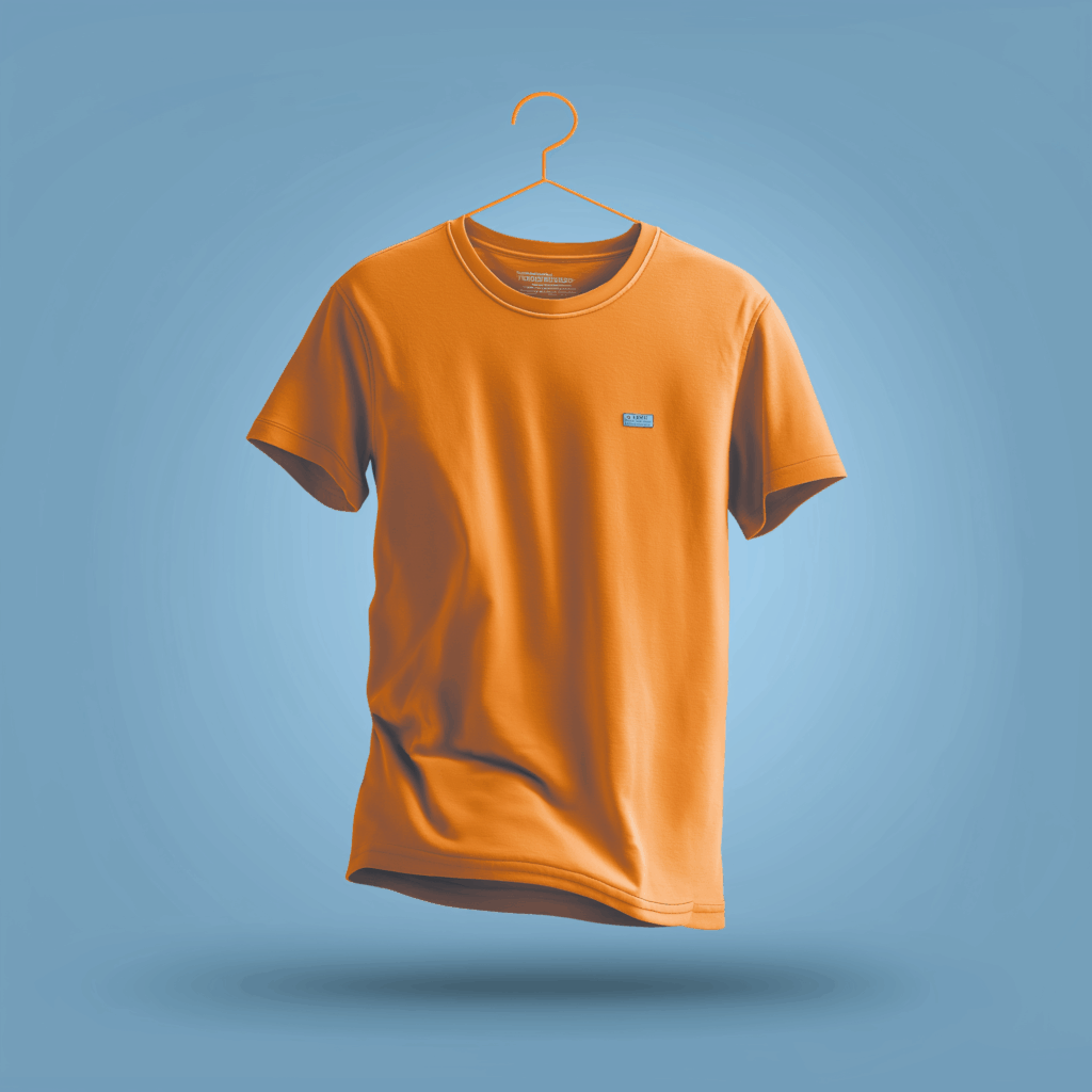 Un T-shirt orange à manches courtes de la marque T-shirt est suspendu à un cintre orange sur fond bleu et comporte un petit logo bleu sur la poitrine.