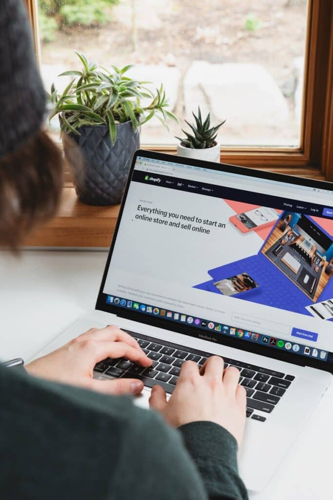 personne utilisant un macbook pro sur une table blanche