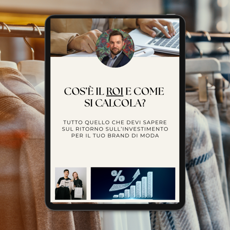 Sur l'écran d'une tablette apparaît un guide sur le retour sur investissement dans le secteur de la mode en italien, avec la mention " comment calculer le retour sur investissement ", le portrait d'un homme, un texte sur le retour sur investissement, des sacs de courses, le symbole du pourcentage et des étagères de vêtements en arrière-plan.