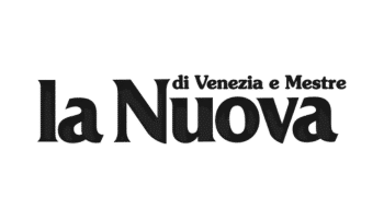 Le texte noir sur fond blanc indique "la Nuova di Venezia e Mestre" en caractères gras avec empattement.