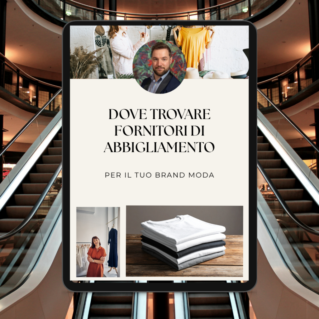 Una tavoletta digitale mostra una guida ai fornitori di abbigliamento in italiano, con stampa su richiesta di moda, mostrata su una scala mobile in un centro commerciale con immagini di abbigliamento e un ritratto di uomo.