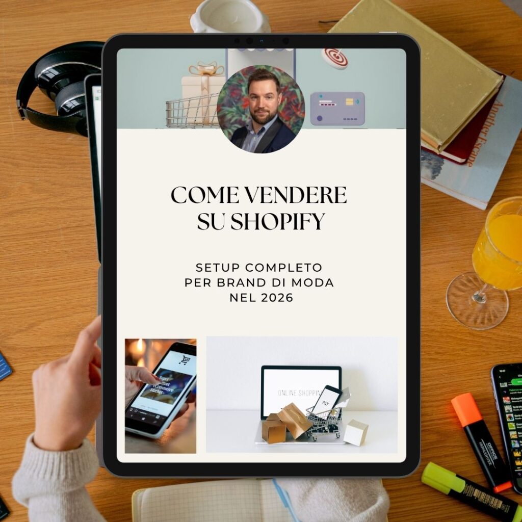 Un iPad su una scrivania di legno mostra una guida intitolata "Come Vendere su Shopify" con immagini di un uomo, articoli per lo shopping e un computer portatile; le mani tengono il tablet - perfetto per chi sta confrontando Shopify Italia o esplorando shopify vs woocommerce.