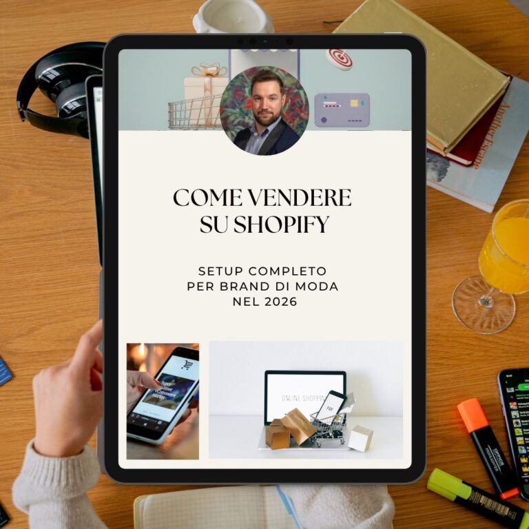 Un iPad su una scrivania di legno mostra una guida intitolata "Come Vendere su Shopify" con immagini di un uomo, articoli per lo shopping e un computer portatile; le mani tengono il tablet - perfetto per chi sta confrontando Shopify Italia o esplorando shopify vs woocommerce.