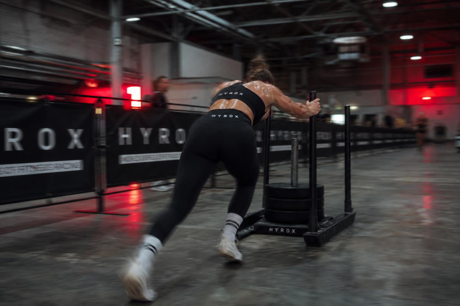 Come creare un brand di abbigliamento sportivo nel 2026: la lezione di HYROX per stilisti emergenti 2 Atleta HYROX in azione durante una gara di fitness funzionale: la nicchia di mercato che sta riscrivendo l’activewear nel 2026